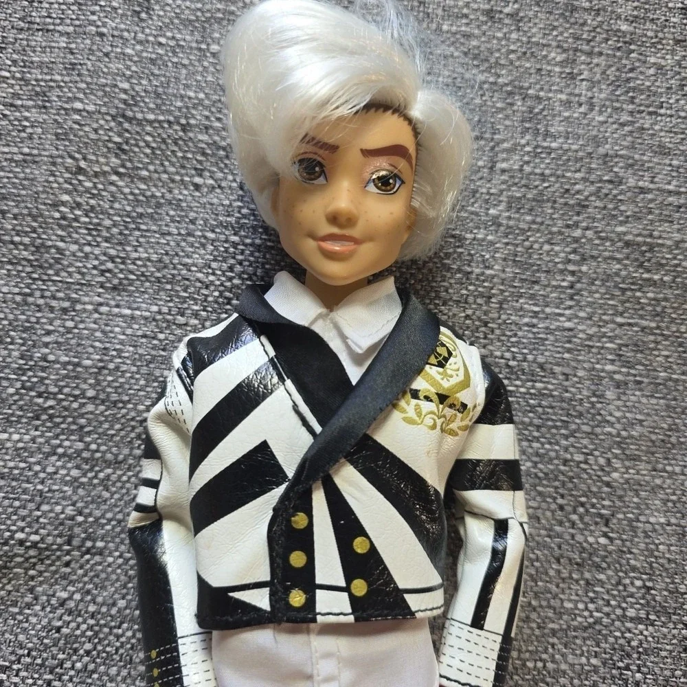 Disney Descendants 2 CARLOS Isle of the Lost Royal Yacht 11